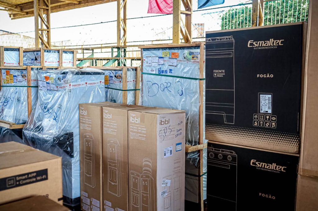 Investimento Histórico: Prefeitura de Nhamundá Entrega Novo Mobiliário e Equipamentos para 27 Escolas