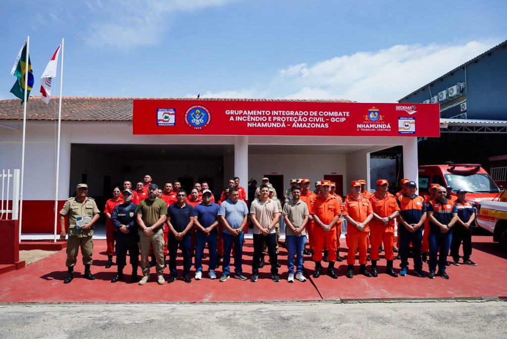 Bombeiros e autoridades perfilados em frente à nova Base Permanente do Corpo de Bombeiros em Nhamundá.